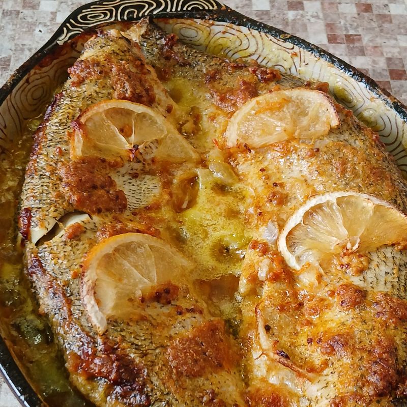 Запечённая щука на овощной подушке: простой и полезный рецепт