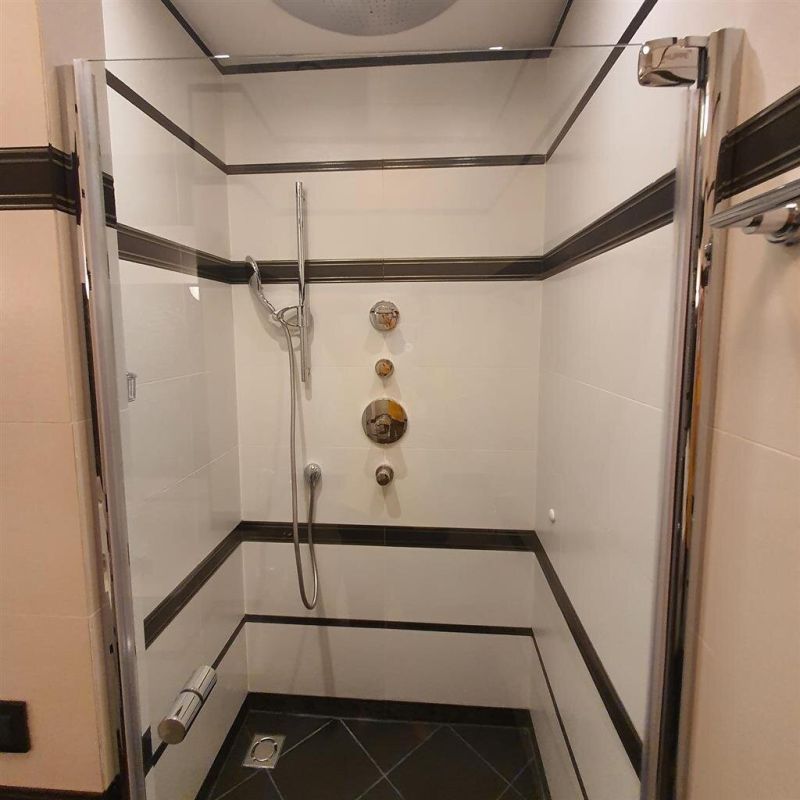 Современные душевые кабины: как обеспечить идеальную чистоту и защиту от загрязнений