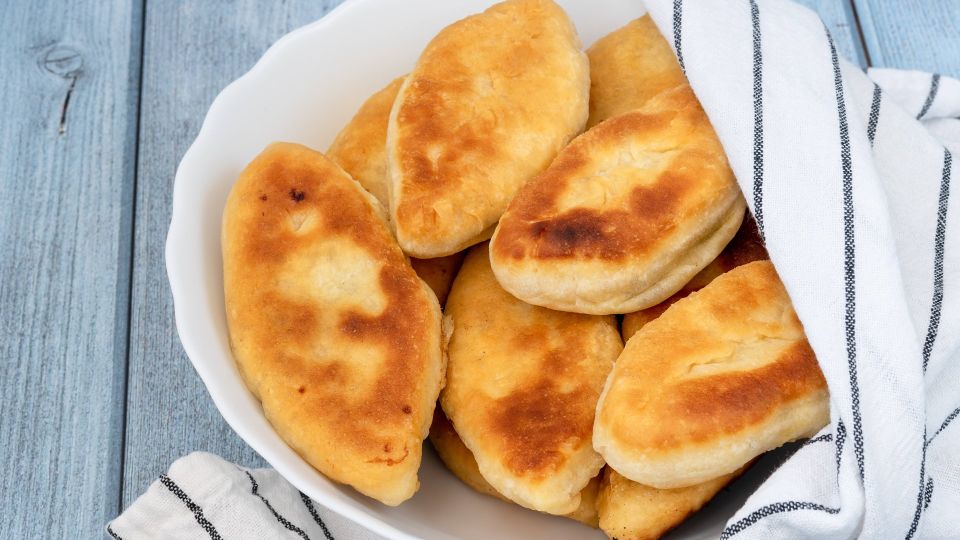 Забудьте про яйца и молоко: вот чем смазывают пирожки продвинутые хозяйки