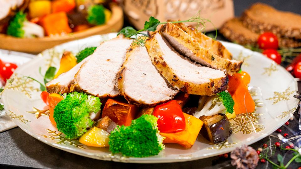 Запеченная свинина с овощами: идеальное блюдо для праздничного стола!