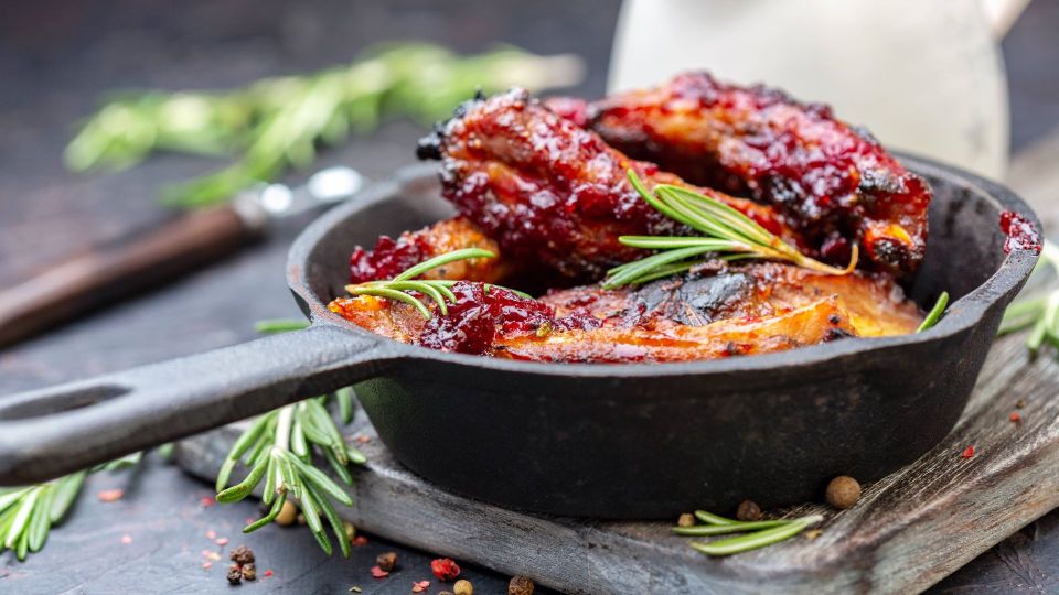 В этом маринаде вымачивают свиные ребра в ресторанах: шеф-повар раскрыл секрет вкусного блюда