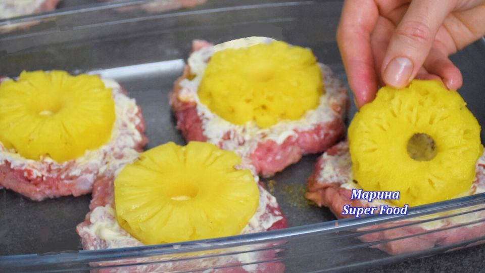 Нежные медальоны с ананасами: идеальное блюдо для новогоднего стола