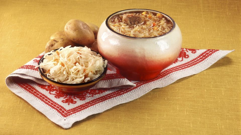 Вкусные и наваристые: всего один ингредиент доведет щи до совершенства