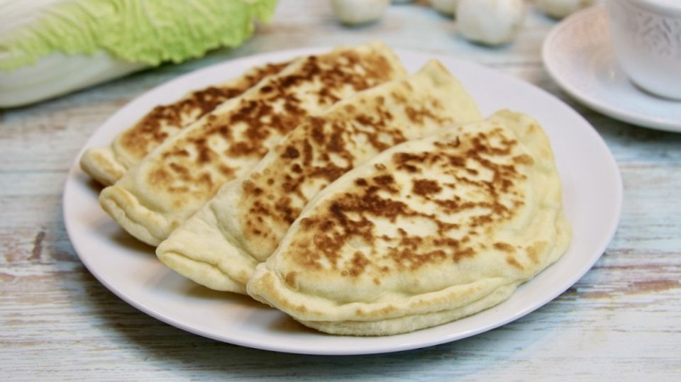 Лепешки с мясом и сливочным соусом — вкусное угощение для гурманов