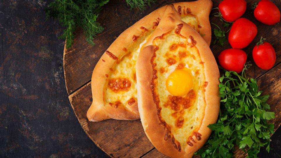 Приготовить хачапури по-аджарски проще, чем кажется: по этому рецепту тесто выйдет воздушным