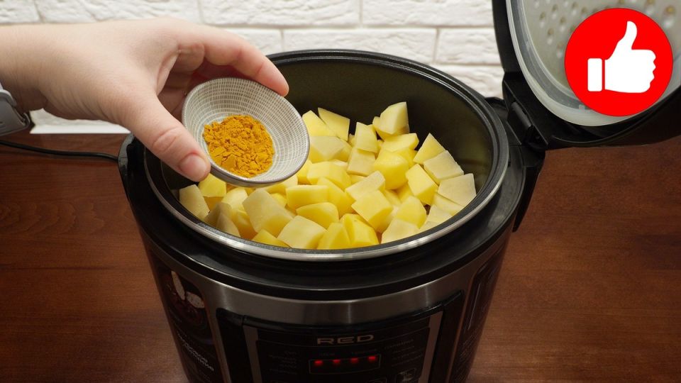 Вкусная картошка с грибами и мясом, приготовленная в мультиварке