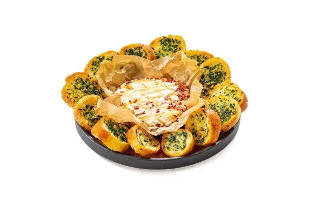 Идеальная закуска: запеченный камамбер с медом и чили