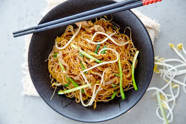 Вкусная рисовая лапша со свининой за 20 минут: простой и ароматный рецепт