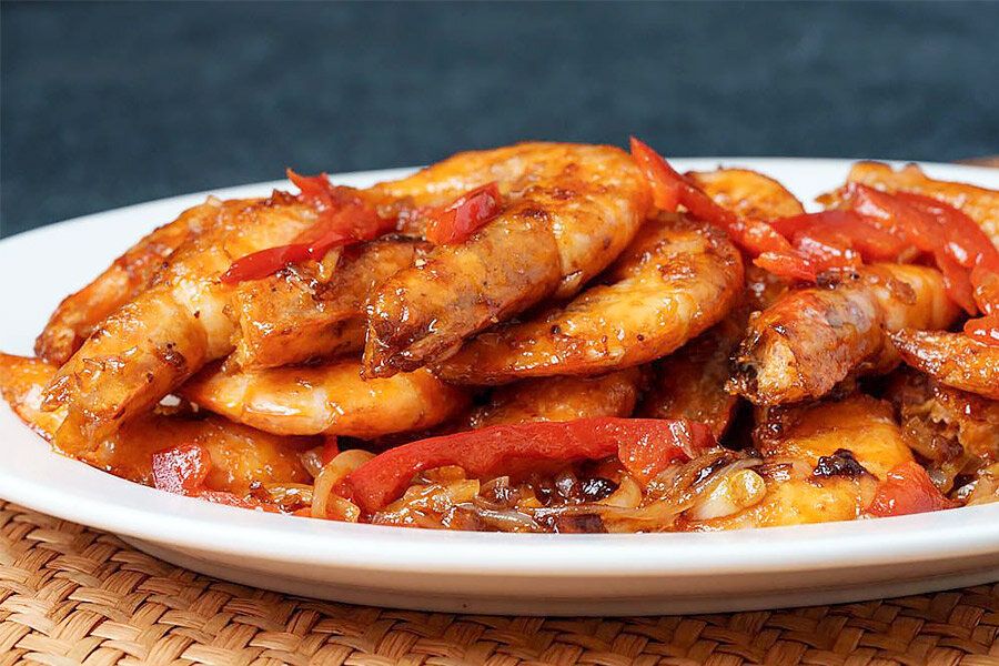 Креветки в соусе из черных бобов