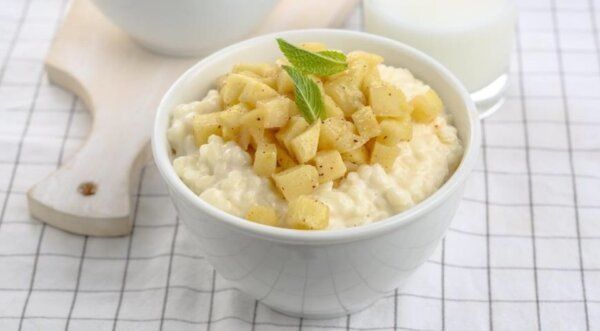 Молочная рисовая каша с яблоками: идеальный завтрак для хорошего настроения