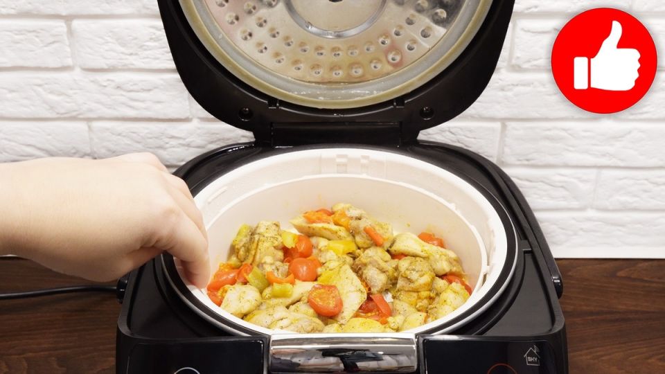 Нежная курица с перцем и помидорами, приготовленная на пару в мультиварке